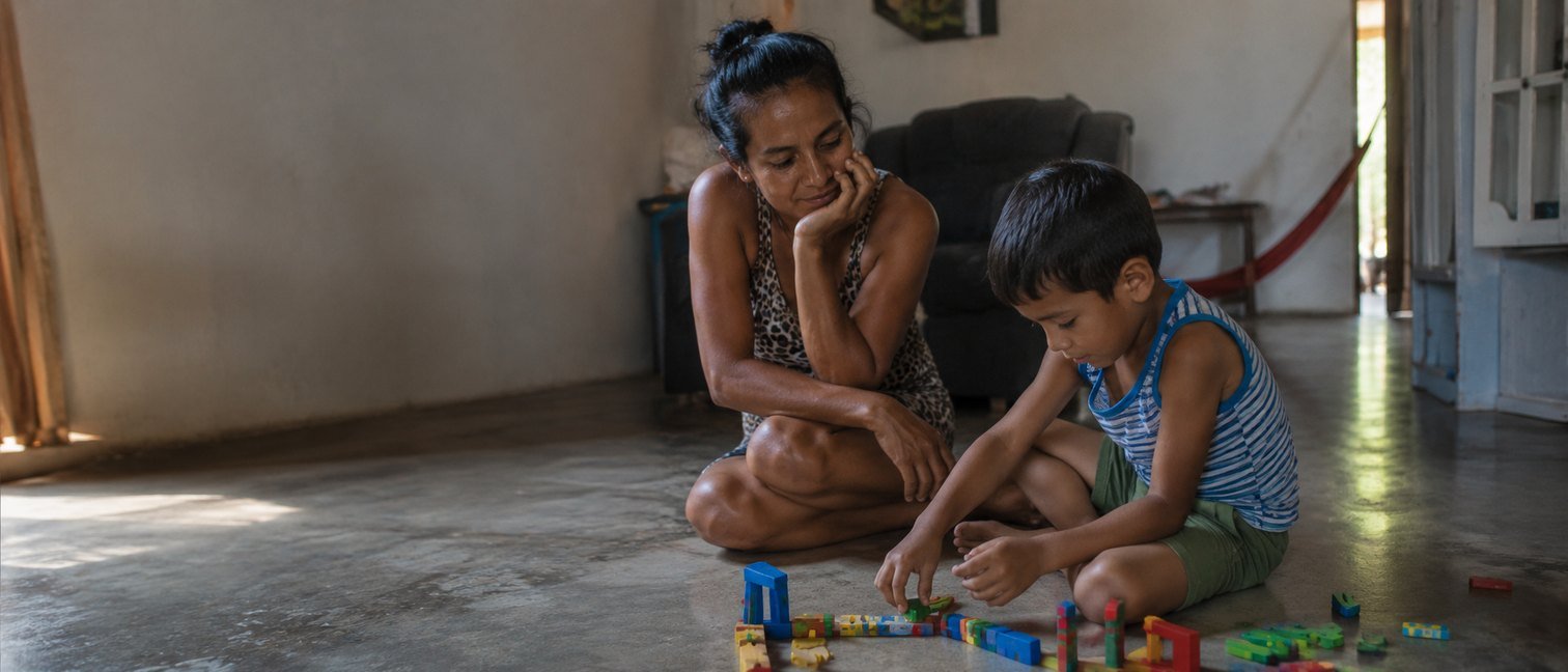 Advogado de BPC para autista em Belém-PA, mãe acompanhando o filho autista em casa