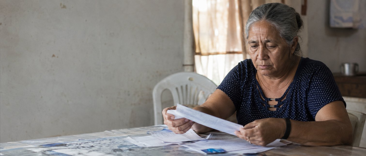 Advogado de BPC LOAS em Belém-PA, senhora idosa conferindo documentos do benefício assistencial